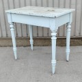 Petite table avec pattes tournées  - 5