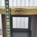 Petite table avec présentoir vitré et plateau asiatique  - 4
