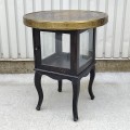 Petite table avec présentoir vitré et plateau asiatique  - 8