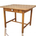 Petite table en bois avec tiroir à traverse - 1