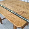 Petite table en bois avec tiroir à traverse - 7