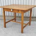 Petite table en bois avec tiroir à traverse - 8