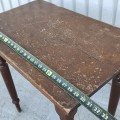 Petite table d'appoint antique avec pattes tournées  - 2