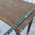 Petite table d'appoint antique avec pattes tournées  - 4