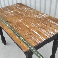 Petite table rustique avec pattes tournées  - 3