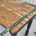 Petite table rustique avec pattes tournées  - 4