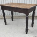 Petite table rustique avec pattes tournées  - 5
