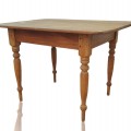 Little turned legs antique table  - 5