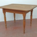 Little turned legs antique table  - 6