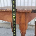 Petite table rustique en pin, pattes tournées - 4