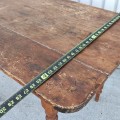 Petite table rustique en pin, pattes tournées - 5