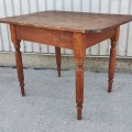Petite table rustique en pin, pattes tournées - 6
