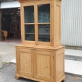 Superbe armoire vaisselier vitré 2 corps en pin, caissons creux et clous carrés - 9