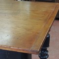 Superbe table avec pattes tournées, création à partir d'anciens matériaux - 3