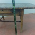 Table primitive avec piétement à traverse, belle usure - 2