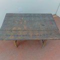 Table primitive avec piétement à traverse, belle usure - 6