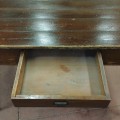 Table rustique antique avec pattes tournées et tiroirs - 6