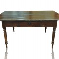 Table rustique antique avec pattes tournées et tiroirs - 1