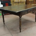 Table rustique antique avec pattes tournées et tiroirs - 8