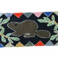 Tapis crocheté décoré d'un castor, art populaire  - 1