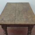 Très belle petite table à pattes tournées, couleur d'origine, plateau fait de 2 planches  - 2