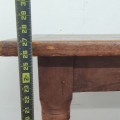 Très belle petite table à pattes tournées, couleur d'origine, plateau fait de 2 planches  - 3