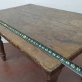 Très belle petite table à pattes tournées, couleur d'origine, plateau fait de 2 planches  - 5