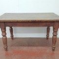 Très belle petite table à pattes tournées, couleur d'origine, plateau fait de 2 planches  - 6