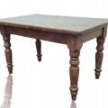 Très belle petite table à pattes tournées, couleur d'origine, plateau fait de 2 planches  - 1