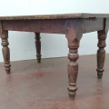 Très belle petite table à pattes tournées, couleur d'origine, plateau fait de 2 planches  - 7