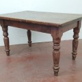 Très belle petite table à pattes tournées, couleur d'origine, plateau fait de 2 planches  - 8