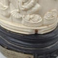 Trophée, vase et statuette asiatiques sculptés - 5