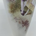 Urne blanche élancée, scène romantique, signée Lecat - 2