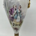 Urne blanche élancée, scène romantique, signée Lecat - 4